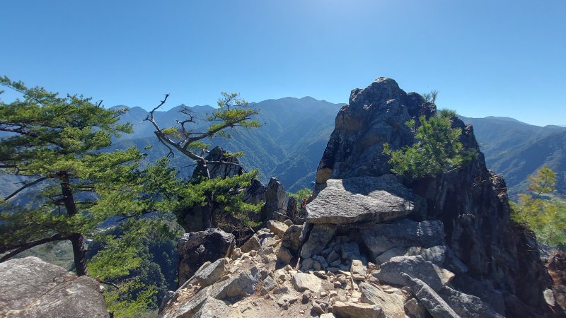【東卯山東南陵】谷關七雄東卯山東南陵縱走『德芙蘭步道』，石瀑、巨石、美景、攀繩、登崖沒有鼎沸人聲吵雜的唯美登山路徑。# #谷關七雄