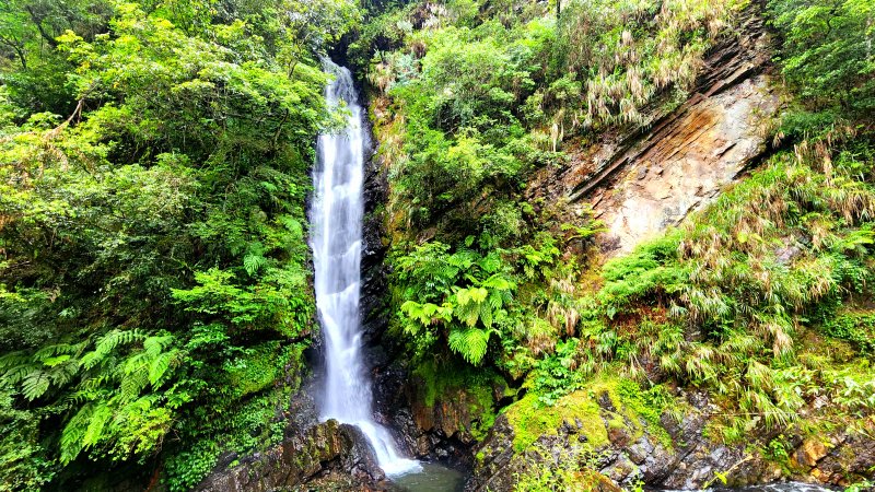 鬱鬱蒼蔥，沁溪山林，走上昔日泰雅獵徑，一睹壯麗的戈霸瀑布，宜蘭九寮溪自然步道之旅