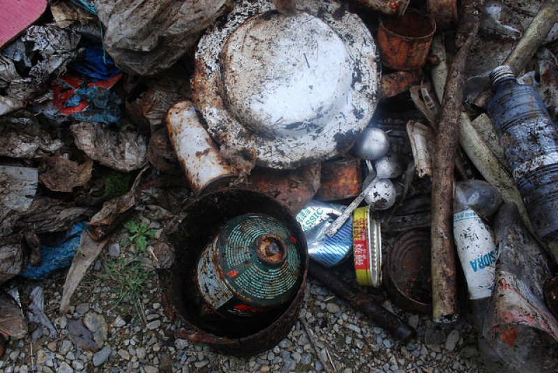 七卡山莊旁的垃圾。攝影：彭瑞祥。