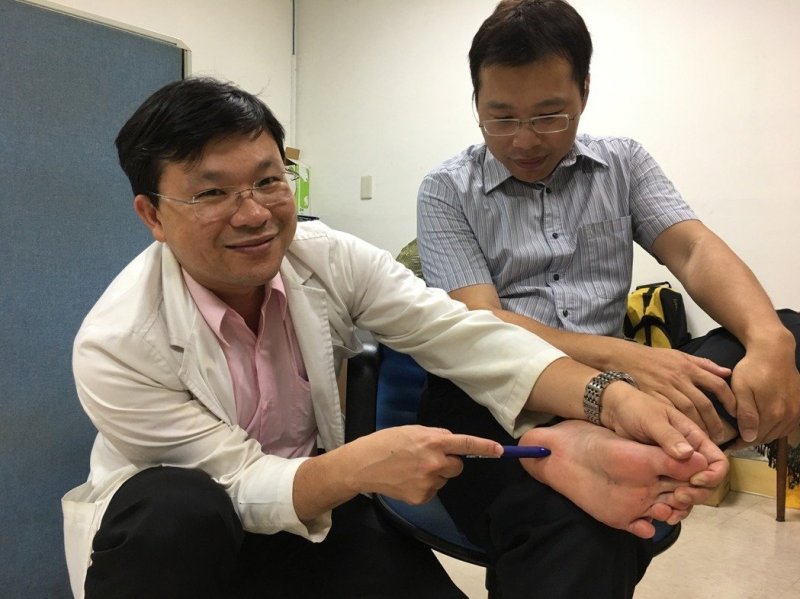 開業物理治療所院長陳子敬（左）表示，最常見的足底疼痛問題就是足底筋膜炎，建議患者...