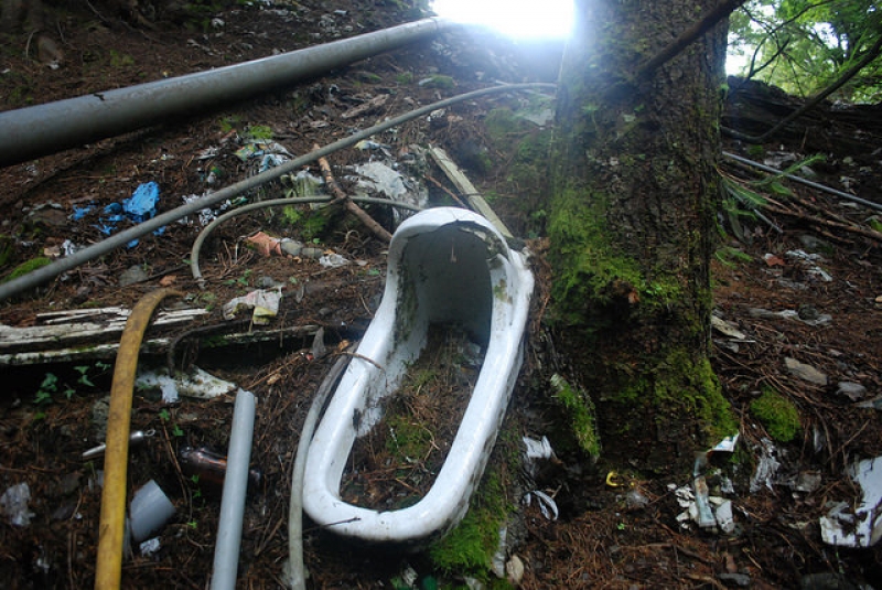 七卡山莊旁的垃圾，連蹲式馬桶都有。攝影：彭瑞祥。