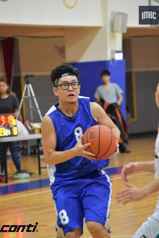 双方你来我往,但都没能把球放进篮筐,终於靠著薛越打破沈默拿到两分