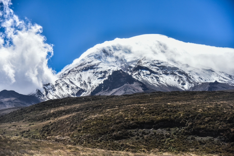 下山之後，在車上望著Chimborazo，山上雲霧洶湧，難以忘懷數小時之前的驚濤洶湧