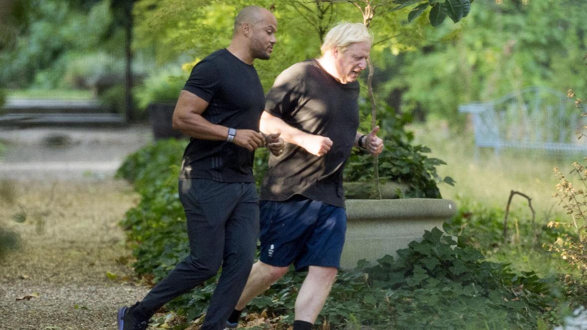 【話題】英國首相強生請私人教練減重 溜狗跑步減了 6 公斤！