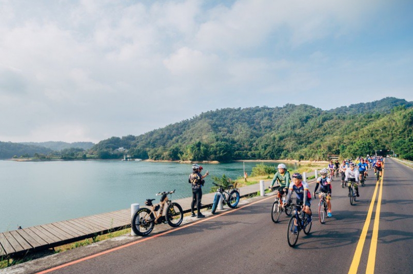 日月潭自行車道曾入選「全球十大最美自行車道」，今辦單車活動吸引約千名騎士參與。圖／日管處提供
