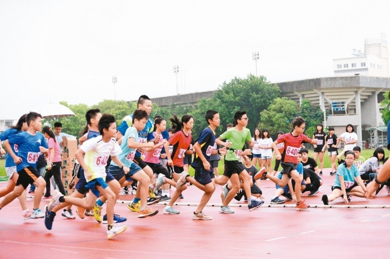 【新聞】斗六鎮東學童 挑戰小鐵人慶畢業