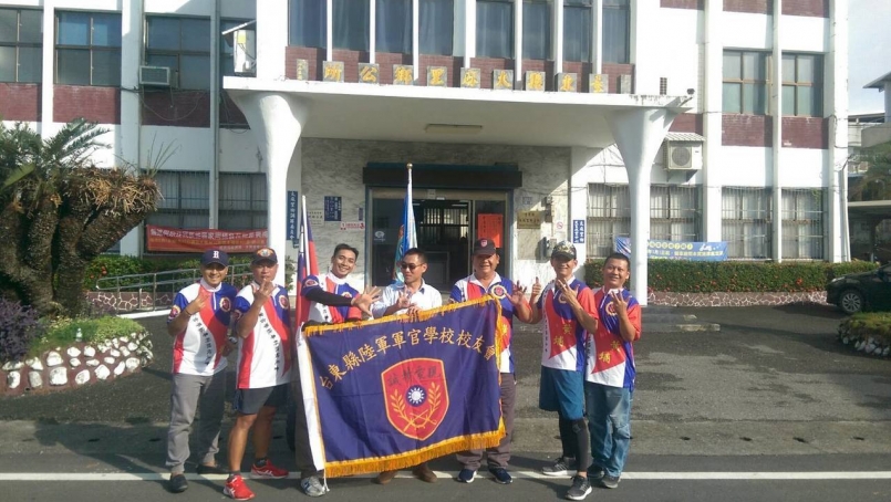 【新聞】影／黃埔建校 95 周年 台東陸官校友路跑接力送旗