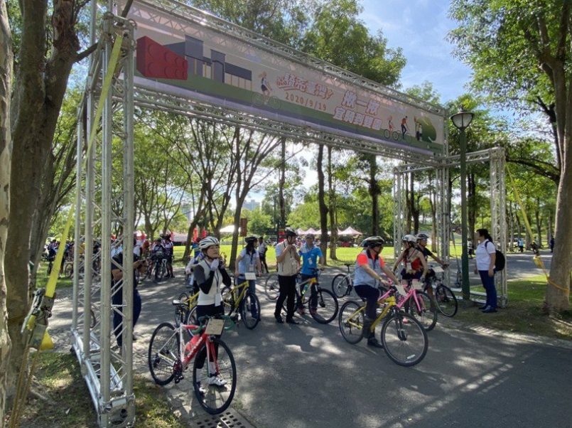 串聯宜蘭與羅東運動公園的雙園自行車道，獲最佳亮點車道獎，體育署昨舉辦領騎活動。圖／宜蘭縣府提供