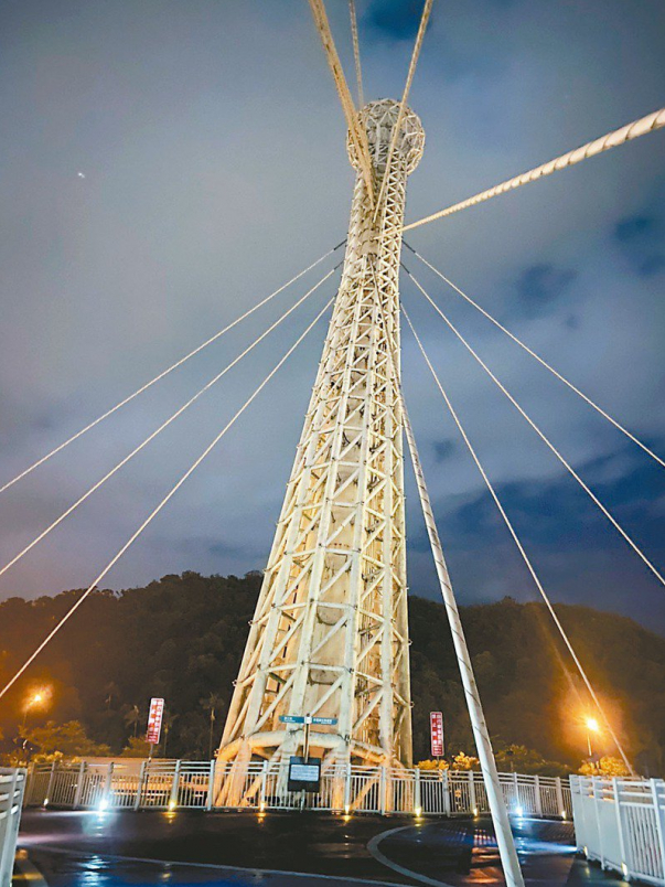最高點達75公尺的鋼構，是汐止星光橋一大特色。記者張哲郢／攝影