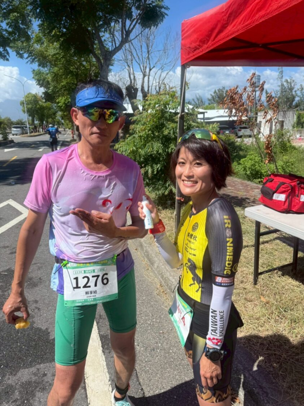 胸腔內科醫師洪緯欣（右）為醫護鐵人共同創辦人，長期帶領醫護夥伴投入鐵人與長距離運動賽事，結合專業醫療知識與公益精神助人救人。（圖/記者張家燁翻攝）