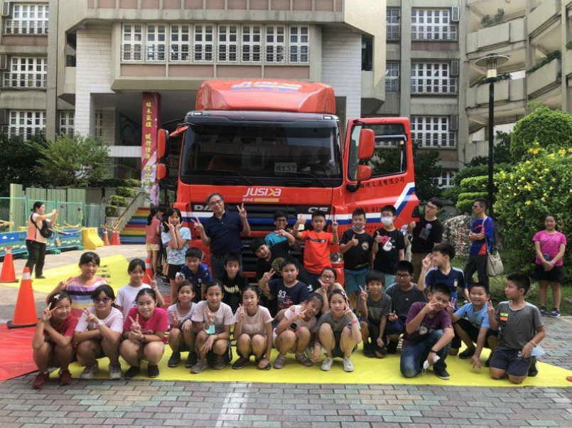 高雄市桂林國小校園開進了一輛大貨櫃車，讓小朋友體驗貨櫃車駕駛的視野死角、內輪差危險區域。圖／桂林國小提供