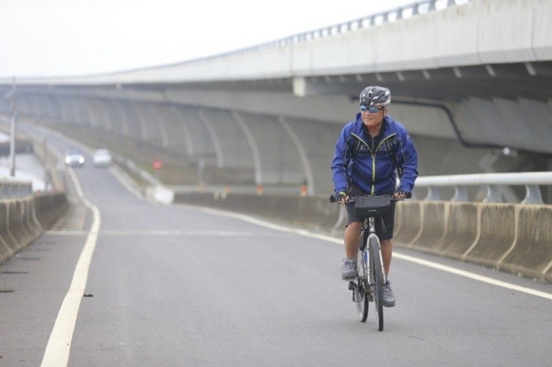 55歲單車達人陳忠利十幾年前原為汽車銷售員，為了讓身體健康及減重，他開始騎車上下...