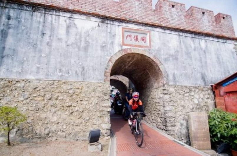 高雄市鳳山區的同儀門，是僅存的老城門，鄰近鳳山溪。 圖／高雄市觀光局提供