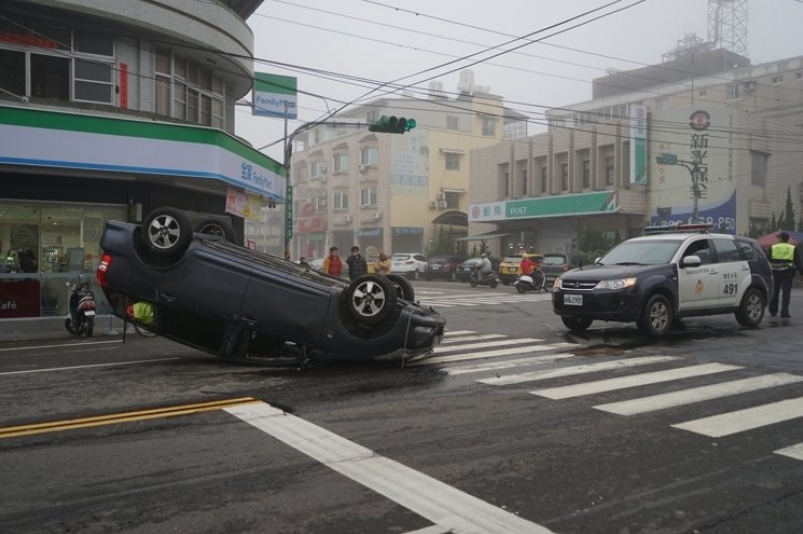 【新聞】路跑選手趕參賽 視線不佳撞到翻車