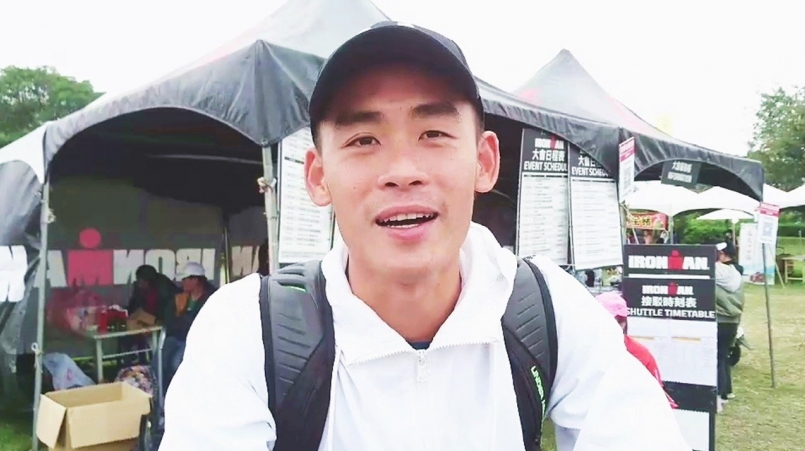台灣鐵人一哥謝昇諺今天上午在台東參加鐵人三項賽事,意外撞上擅闖賽道的機車摔倒,他... 台灣鐵人一哥謝昇諺今天上午在台東參加鐵人三項賽事,意外撞上擅闖賽道的機車摔倒,他...