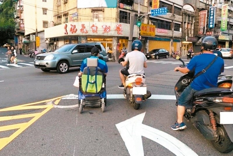 電動輪椅族雖被視為行人，但常與機車、汽車爭道。 圖／聯合報系資料照片
