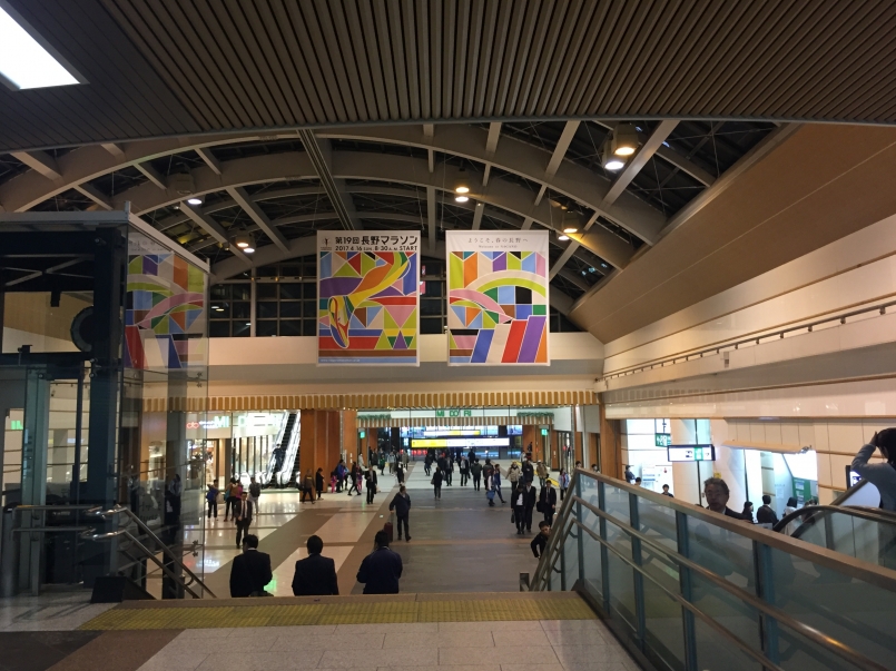 長野站大廳早已升起比賽的大海報