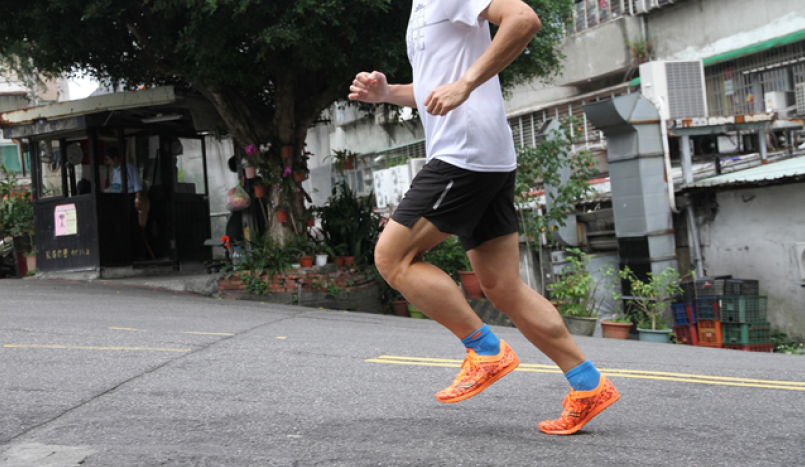 即使在坡道上,依然保持流畅的步伐运行(图片来源:osaru)