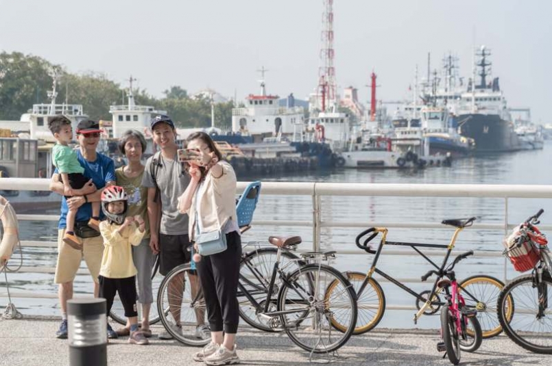 高雄市輪船公司即起至明年6月底推團體自行車優惠案。圖／高雄市輪船公司提供
