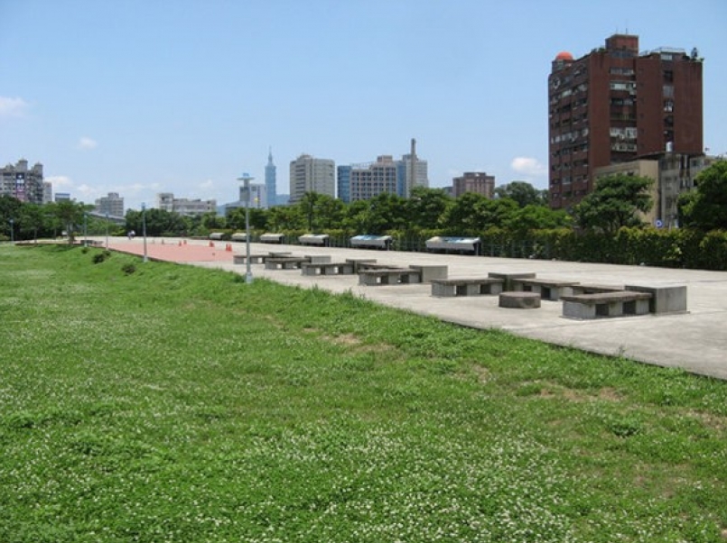 上,选择在 the north face 店面附近空地进行课程,例如像是松德公园