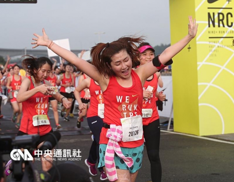 【賽事】Selina募跑步醜照 網友：認真的女人最美