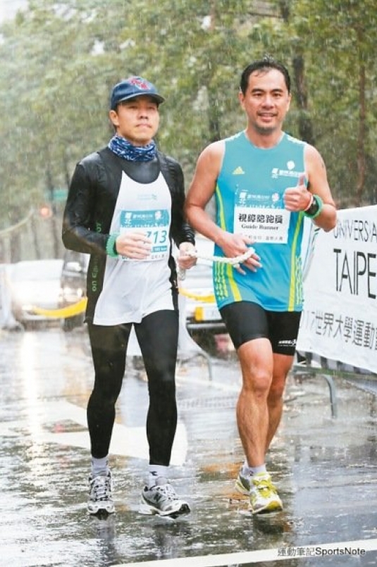 【人物】國泰證券副總黃敬堯陪跑 視障跑者「擦亮眼」