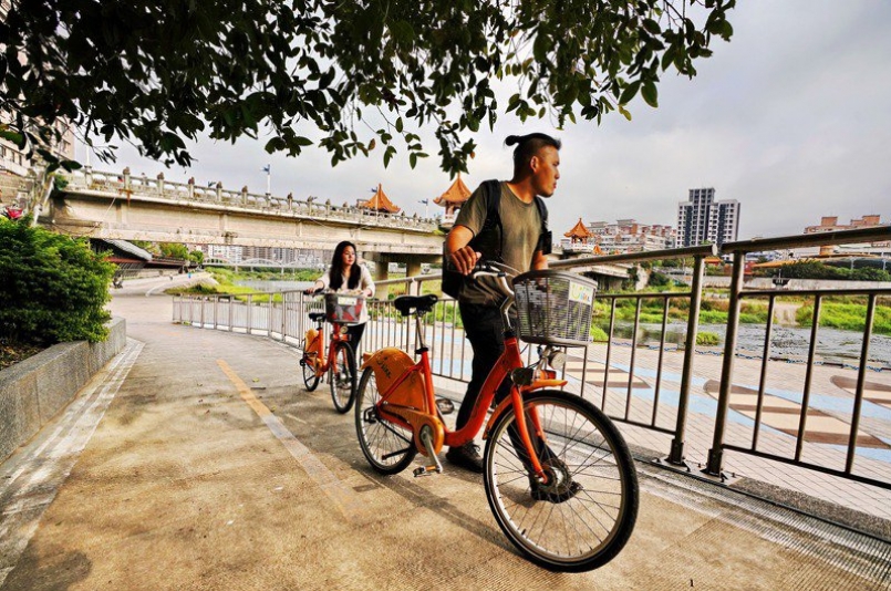 改善後的自行車道讓民眾騎起車來更舒適。圖／新北市高灘處提供