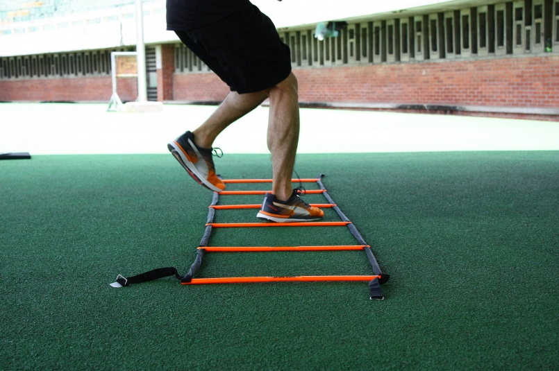 绳梯训练,可在跑前进行 10-15 分左右的训练(图片来源:安东尼)