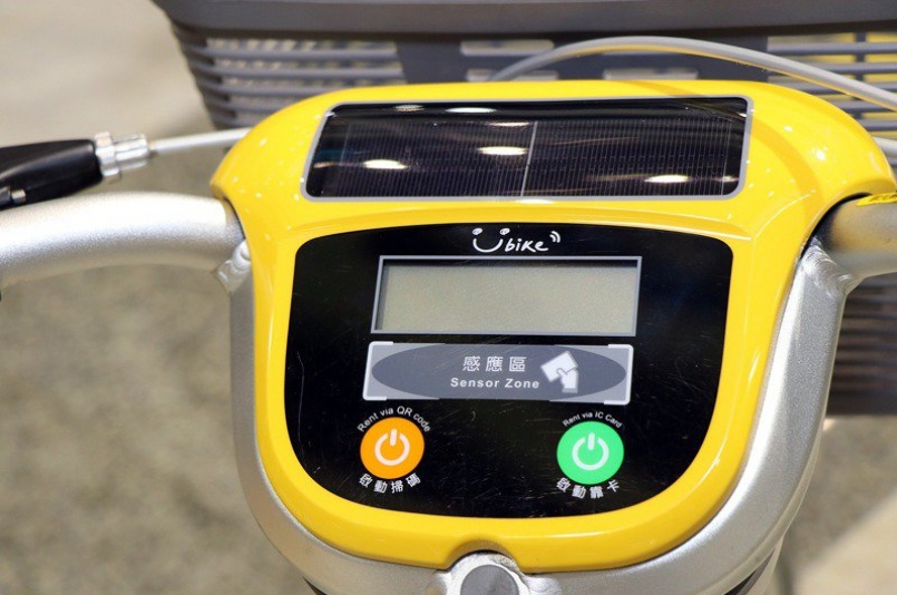嘉義市導入的是YouBike2.0系統，將電力與通訊移轉設在自行車上，靠太陽能補充電力。記者李承穎／攝影