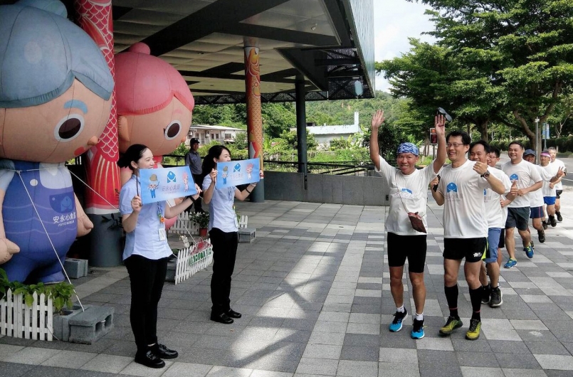 【新聞】畫家先跑 10 公里再開幕 宜蘭安永心食館的畫展很馬拉松