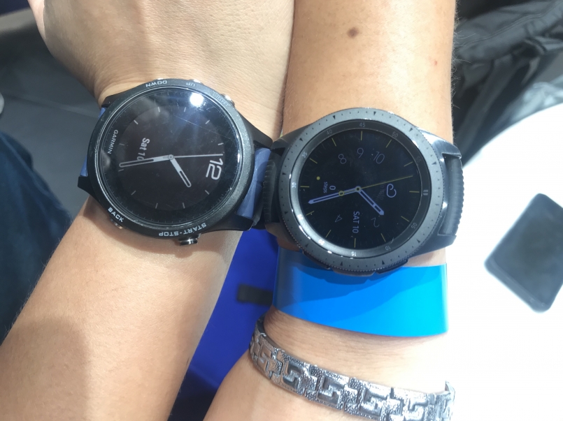 拿到的是一隻黑色的Galaxy Watch，跟手上平常在用的935對比一下，兩個表面皆為42mm