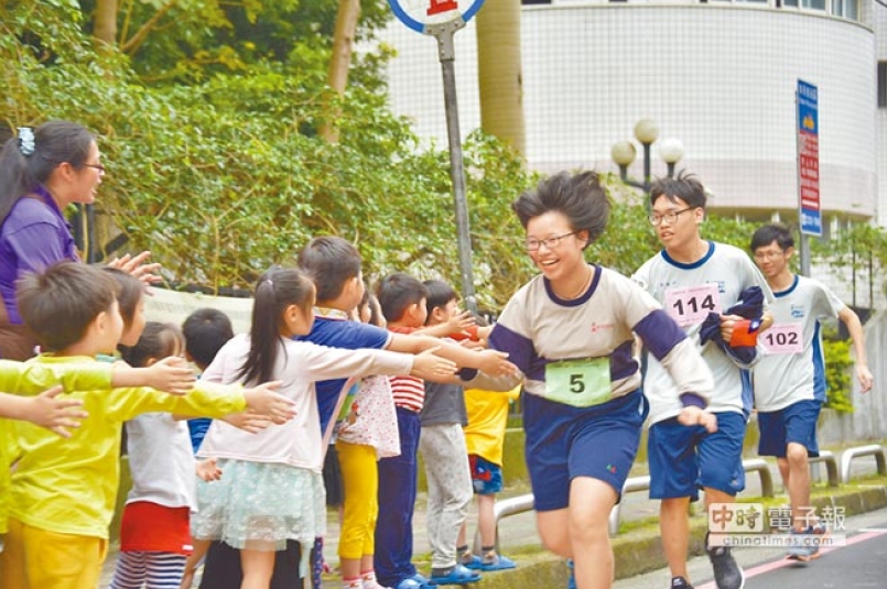 【新聞】飢餓體驗募款 南山生跑出大愛