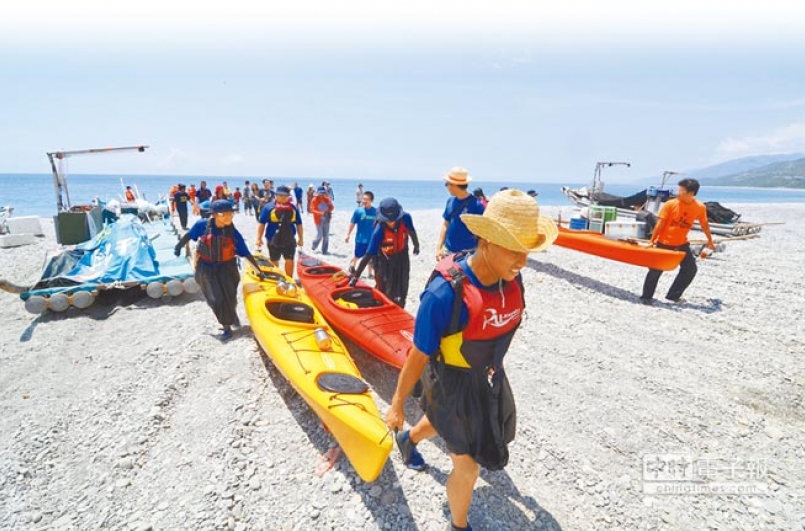 【新聞】8學生獨木舟環島 完成挑戰心情好