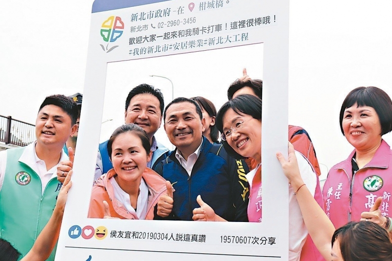 新北市長侯友宜(中)昨騎單車檢視剛改建完工的柑城橋。 記者胡瑞玲/攝影 新北市長侯友宜(中)昨騎單車檢視剛改建完工的柑城橋。 記者胡瑞玲/攝影