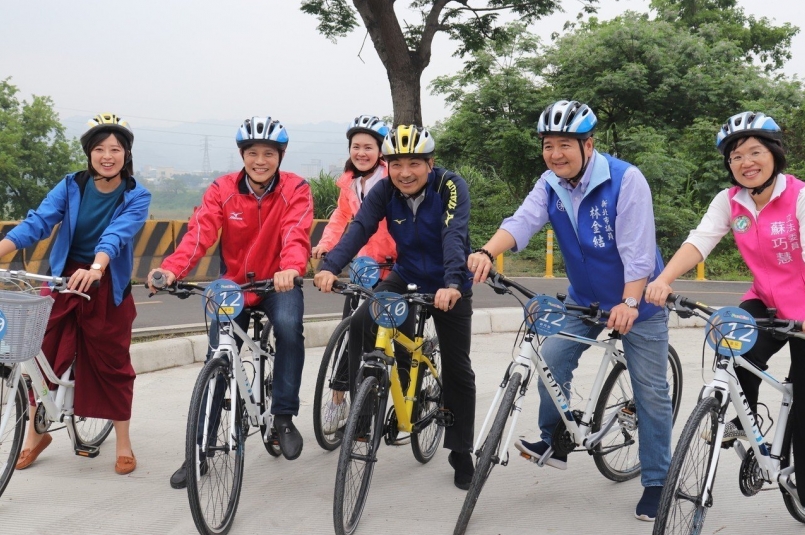 侯友宜(中)親自騎單車從柑城橋樹林端高灘地出發,沿途檢視剛完建的的柑城僑以及三峽... 侯友宜(中)親自騎單車從柑城橋樹林端高灘地出發,沿途檢視剛完建的的柑城僑以及三峽...