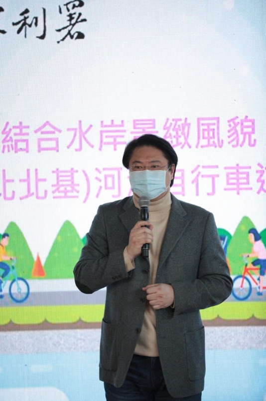 林右昌感謝蘇貞昌送市民大紅包。基隆將縫合7個斷點,日後車友將可從新北市一路暢遊到基隆。圖/基隆市政府提供 林右昌感謝蘇貞昌送市民大紅包。基隆將縫合7個斷點,日後車友將可從新北市一路暢遊到基隆。圖/基隆市政府提供