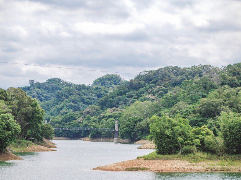 寶山水庫保有自然美景，湖上還有吊橋。圖／新竹縣政府交通旅遊處提供