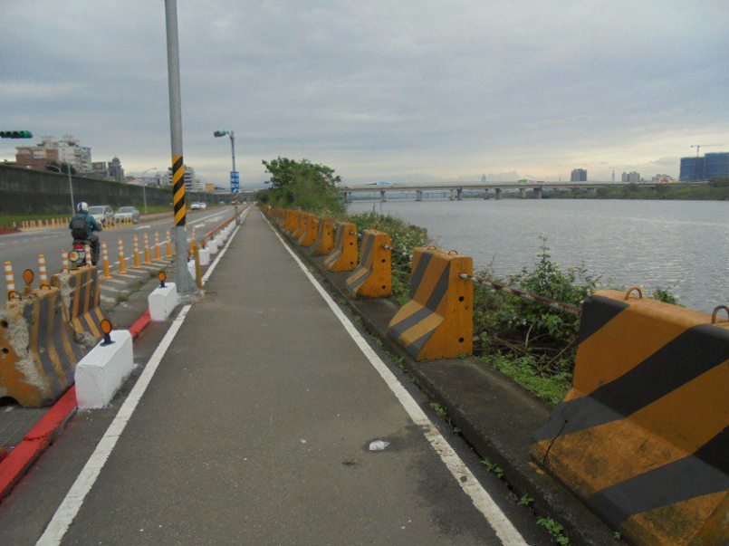 大漢溪左岸現況，新海橋至大漢橋間自行車道寬度不足。圖／新北市水利局提供