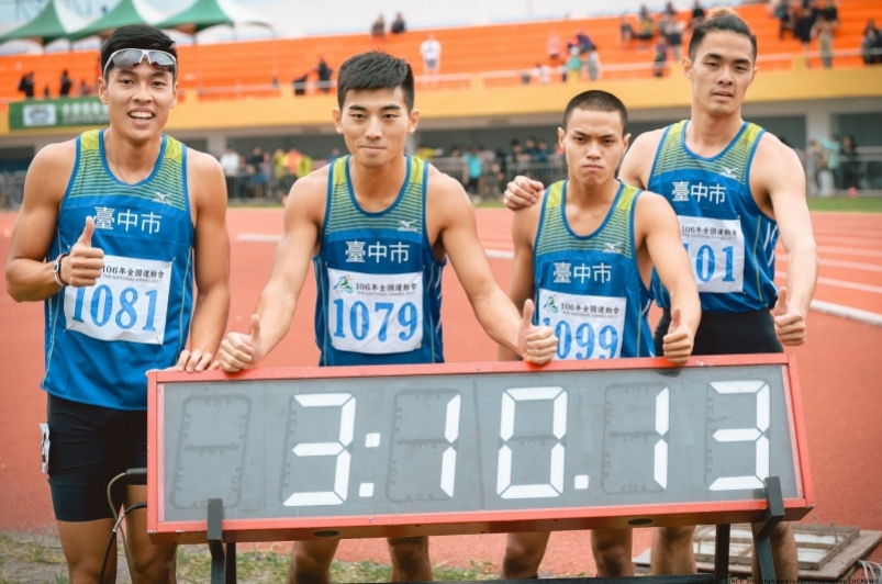 男子 4*400 公尺接力金牌—臺中市代表隊,由左至右分別為陳杰,林