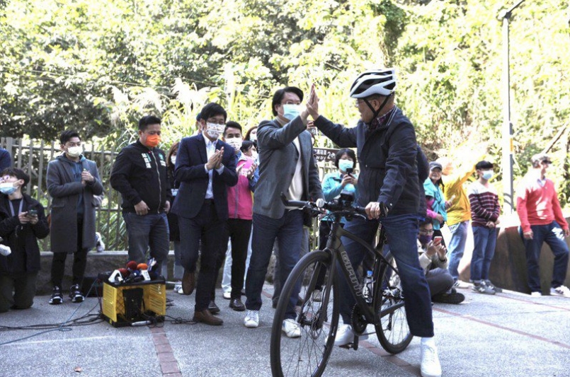 基隆市長林右昌今天陪同行政院長蘇貞昌到五堵自行車隧道,蘇貞昌宣布耗資1.8億的「基隆市基隆河岸親水空間串連計畫」啟動,並由中央全額負擔經費,林右昌感謝蘇貞昌送市民大紅包。基隆將縫合7個斷點,日後車友將可從新北市一路暢遊到基隆。圖/基隆市政府提供 基隆市長林右昌今天陪同行政院長蘇貞昌到五堵自行車隧道,蘇貞昌宣布耗資1.8億的「基隆市基隆河岸親水空間串連計畫」啟動,並由中央全額負擔經費,林右昌感謝蘇貞昌送市民大紅包。基隆將縫合7個斷點,日後車友將可從新北市一路暢遊到基隆。圖/基隆市政府提供