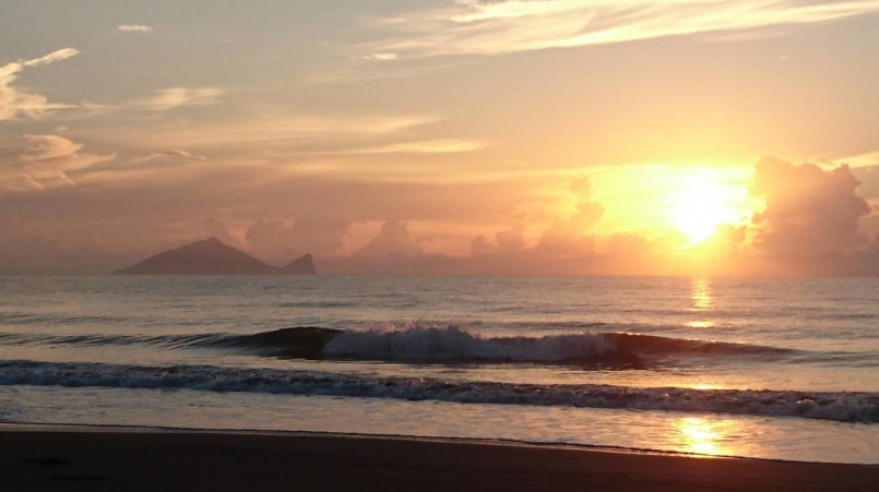 宜蘭壯圍沿海有龜山島伴隨著日出的美景。圖/東北角暨宜蘭國家風景區管理處提供