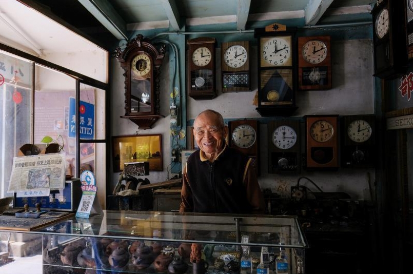 瑞榮鐘錶店營業超過70年,老闆殷瑞祥今年已經93歲,店內的古鐘於整點時會一起鳴響。 瑞榮鐘錶店營業超過70年,老闆殷瑞祥今年已經93歲,店內的古鐘於整點時會一起鳴響。