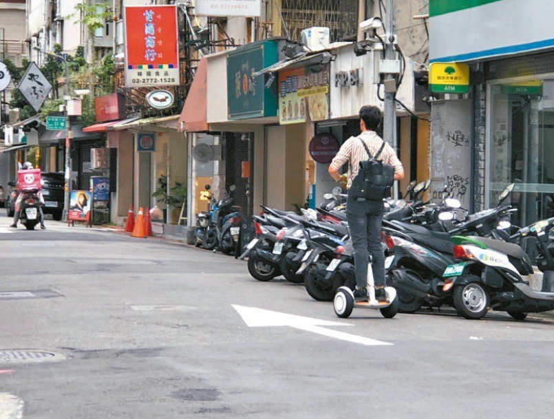 法規未明 台北街頭電動滑板車、單雙輪平衡車等新型態動力載具越來越普遍。記者林麗玉／攝影