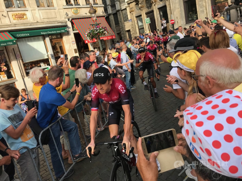 2019年環法自行車賽6日將自比利時布魯塞爾出發，2018年冠軍湯瑪斯（前）4日現身車隊介紹儀式時，受到兩旁車迷熱烈歡迎。（資料照片）中央社記者唐佩君布魯塞爾攝 108年7月5日
