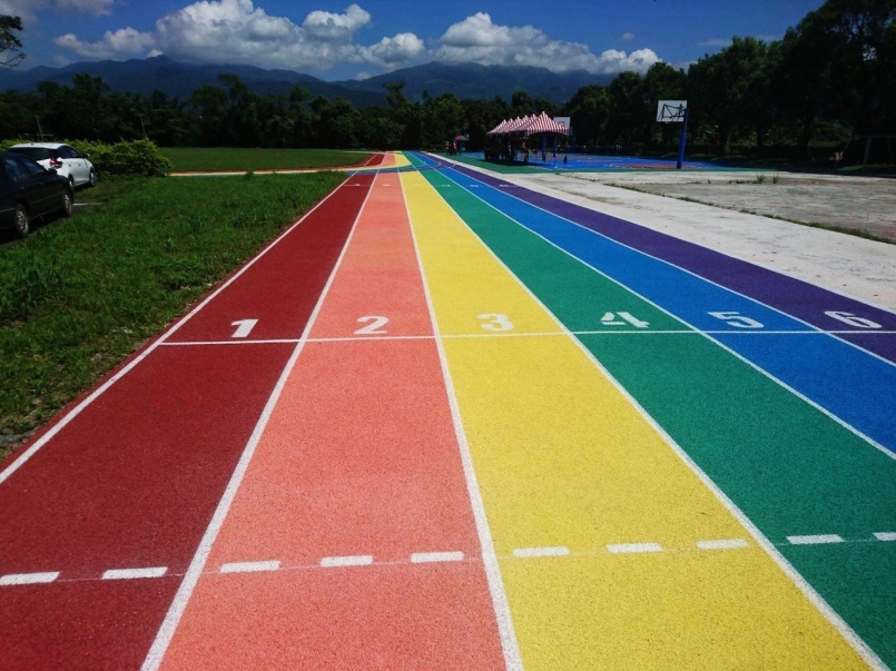 【新聞】影／南屏國小啟用宜蘭首座 6 色彩虹跑道 美如打卡新景