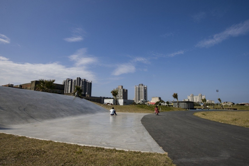 南寮運動公園有新竹市首座標準足球場、籃球場、槌球場、環區自行車道,及專屬孩子的共... 南寮運動公園有新竹市首座標準足球場、籃球場、槌球場、環區自行車道,及專屬孩子的共...