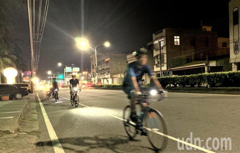 台南市仍有不少夜騎車隊，車友要求的是平坦的道路。記者吳淑玲／攝影
