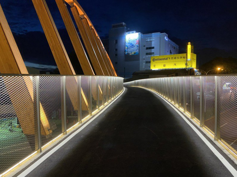 「潭心鐵馬空橋」串聯總長21.7公里的綠空廊道自行車道及14公里的潭雅神綠園道，夜間橋體欄杆以均勻柔和的安全性照明，打造夜間微亮光帶，美不勝收。圖／台中市建設局提供