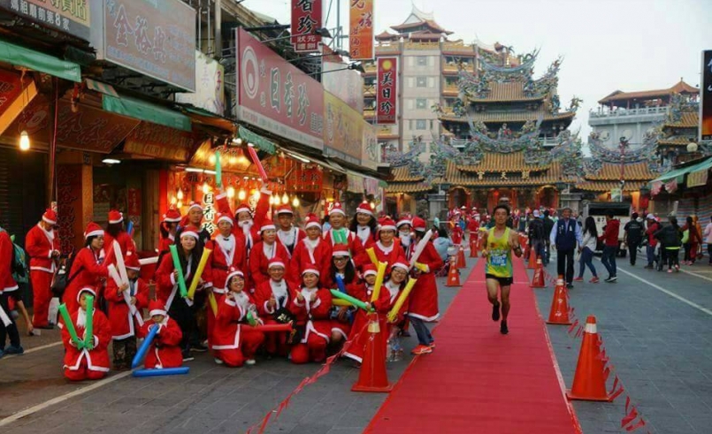 【賽事】北港馬拉松破天荒 媽祖和耶誕公公「陪跑」