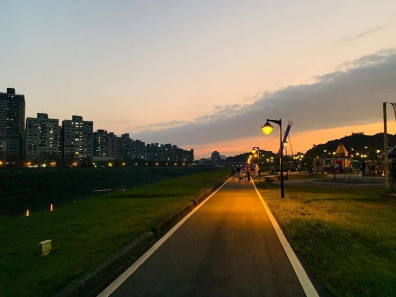 接近傍晚的自行車道有著絕美夕陽的氛圍點綴,令人陶醉。 圖/IG網友阿全的世界拼圖授權 接近傍晚的自行車道有著絕美夕陽的氛圍點綴,令人陶醉。 圖/IG網友阿全的世界拼圖授權
